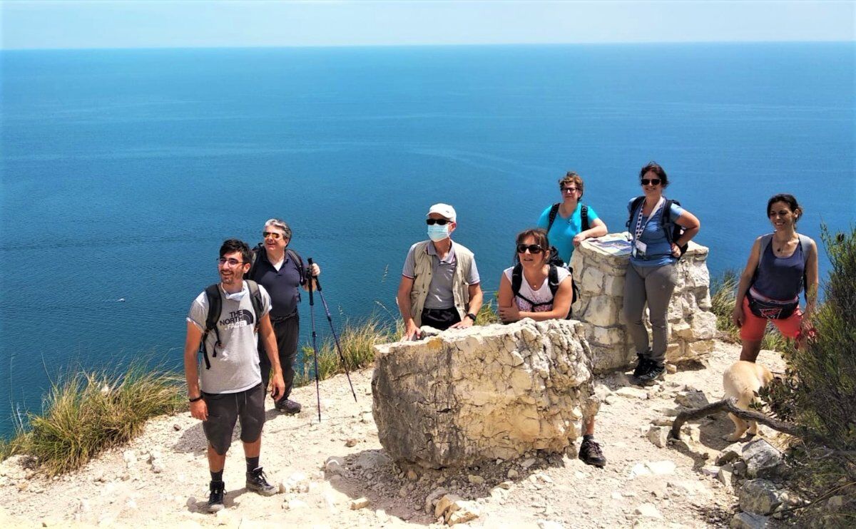 Monte Conero: Un Trekking nella Storia della Pietra Bianca Monte Conero: Un Trekking nella Storia della Pietra Bianca desktop picture