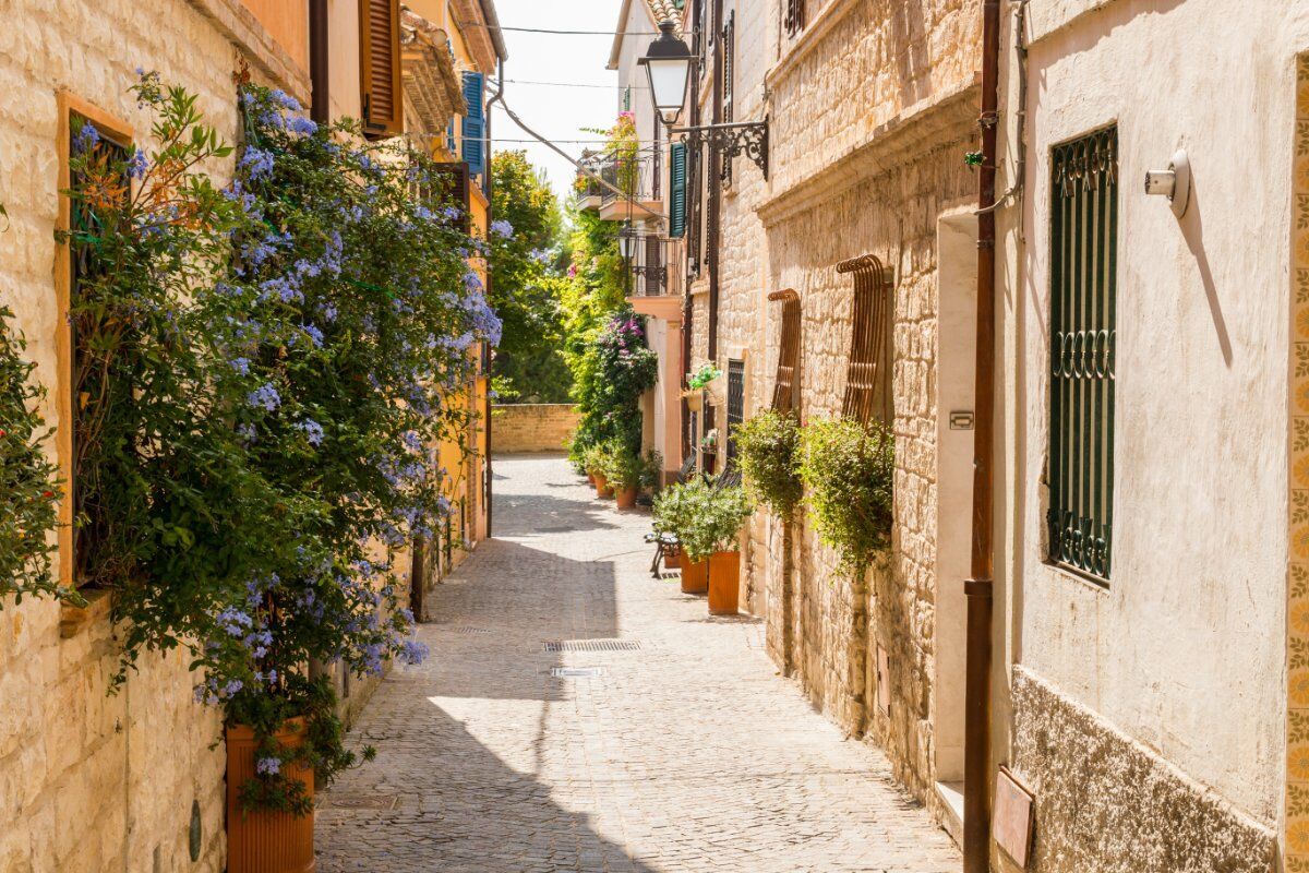 Monte Conero: Un Trekking nella Storia della Pietra Bianca Monte Conero: Un Trekking nella Storia della Pietra Bianca desktop picture