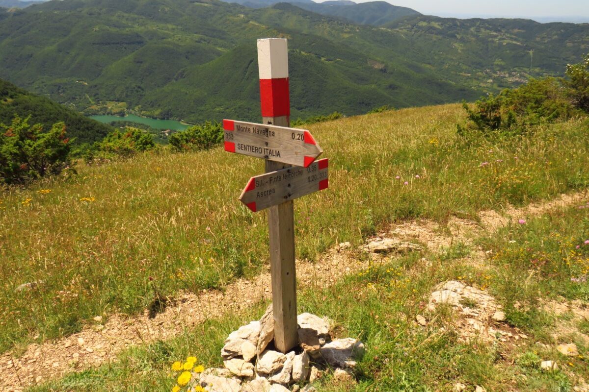 I Panoramici Sentieri del Monte Navegna: Un Balcone tra Due Laghi I Panoramici Sentieri del Monte Navegna: Un Balcone tra Due Laghi desktop picture