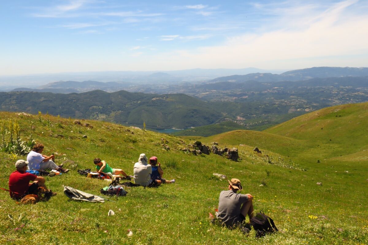 I Panoramici Sentieri del Monte Navegna: Un Balcone tra Due Laghi I Panoramici Sentieri del Monte Navegna: Un Balcone tra Due Laghi desktop picture