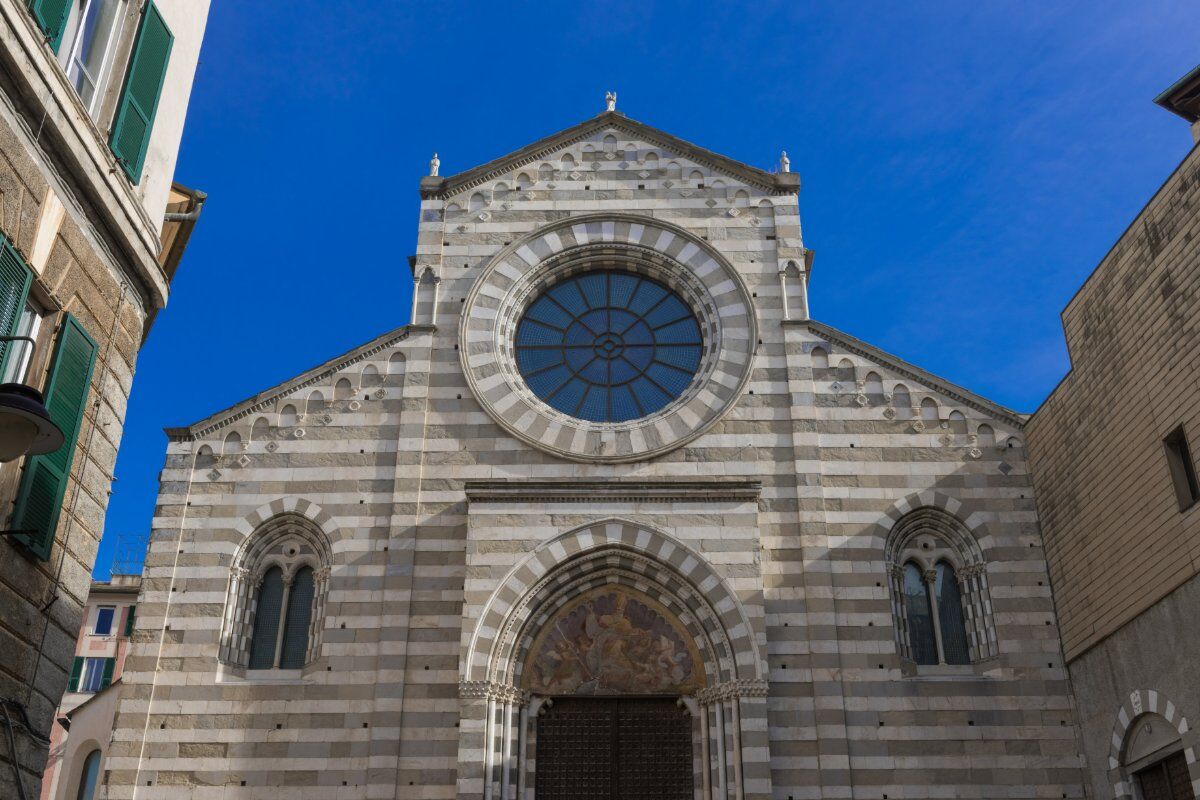 Visita a Genova Medioevale: Tra Storia e Simbologia desktop picture