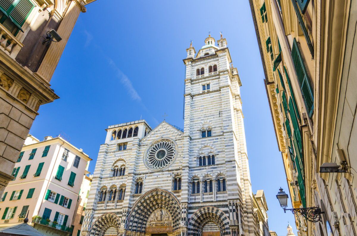 Visita a Genova Medioevale: Tra Storia e Simbologia desktop picture