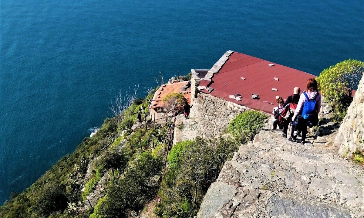La Maestosa Scalinata di Monesteroli: Trekking tra Terra e Mare La Maestosa Scalinata di Monesteroli: Trekking tra Terra e Mare desktop picture
