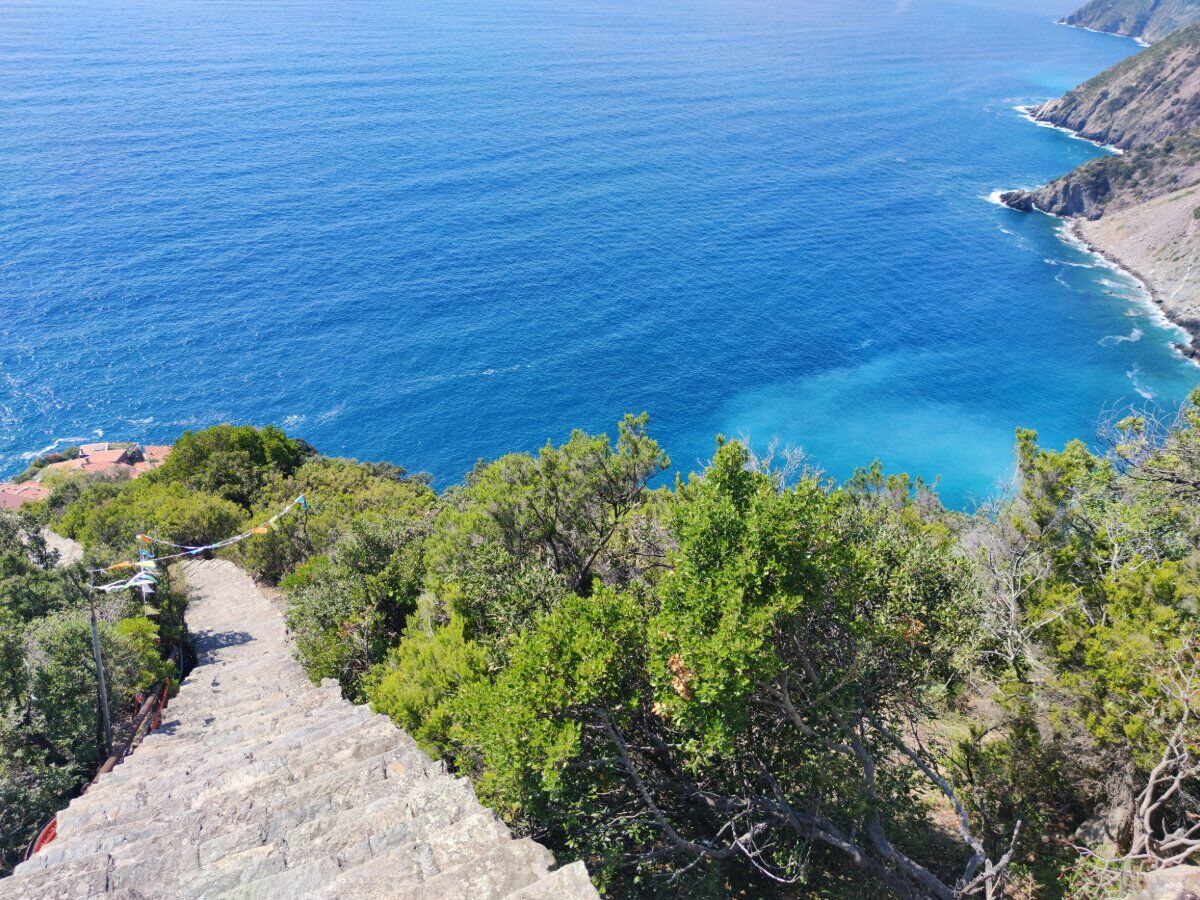 La Maestosa Scalinata di Monesteroli: Trekking tra Terra e Mare La Maestosa Scalinata di Monesteroli: Trekking tra Terra e Mare desktop picture