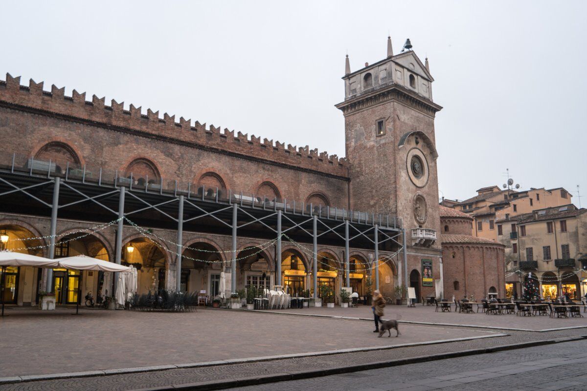 La Magia del Natale a Mantova: Un Tour tra Luci, Teatri e Mercatini desktop picture