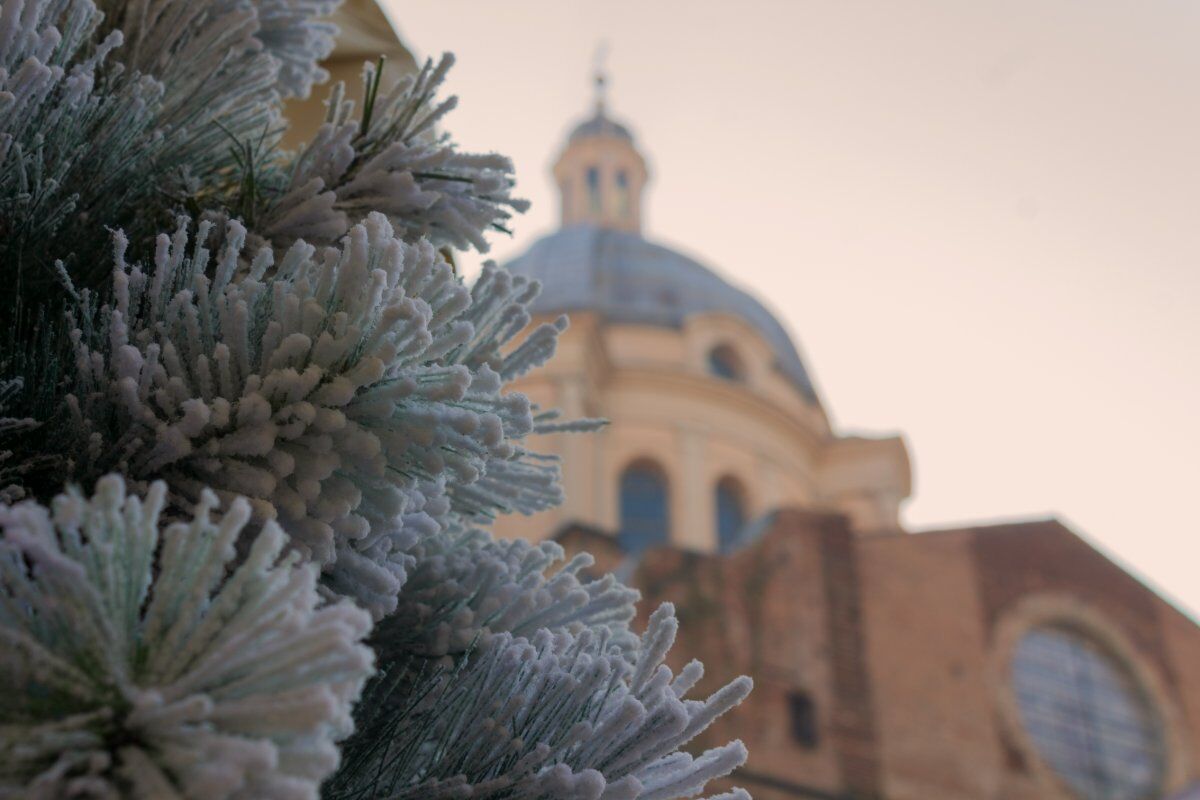 La Magia del Natale a Mantova: Un Tour tra Luci, Teatri e Mercatini desktop picture