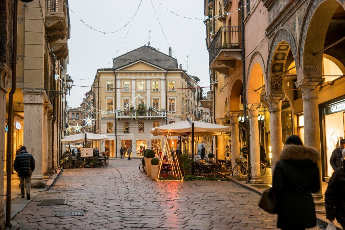La Magia del Natale a Mantova: Un Tour tra Luci, Teatri e Mercatini desktop picture