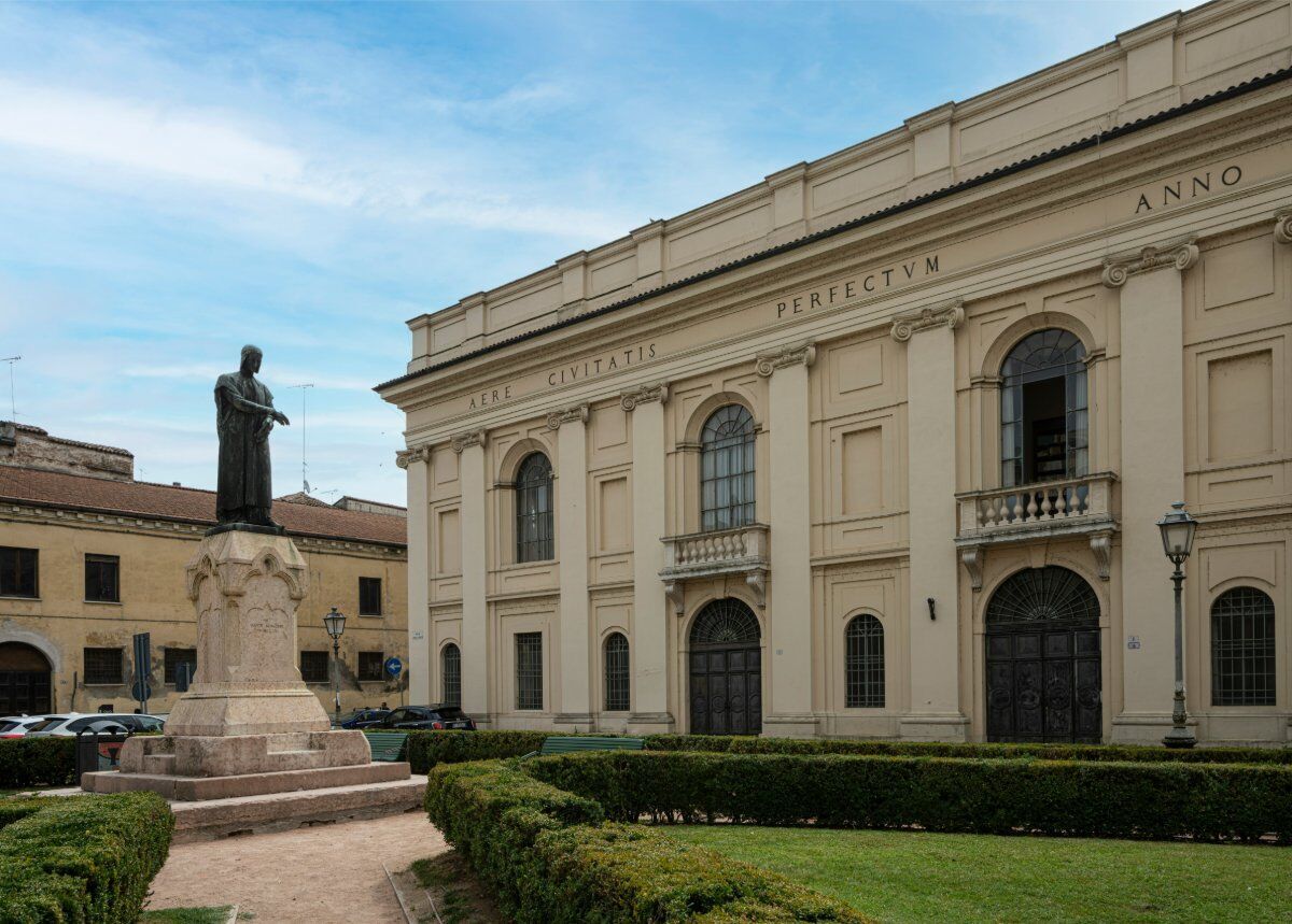 La Magia del Natale a Mantova: Un Tour tra Luci, Teatri e Mercatini desktop picture