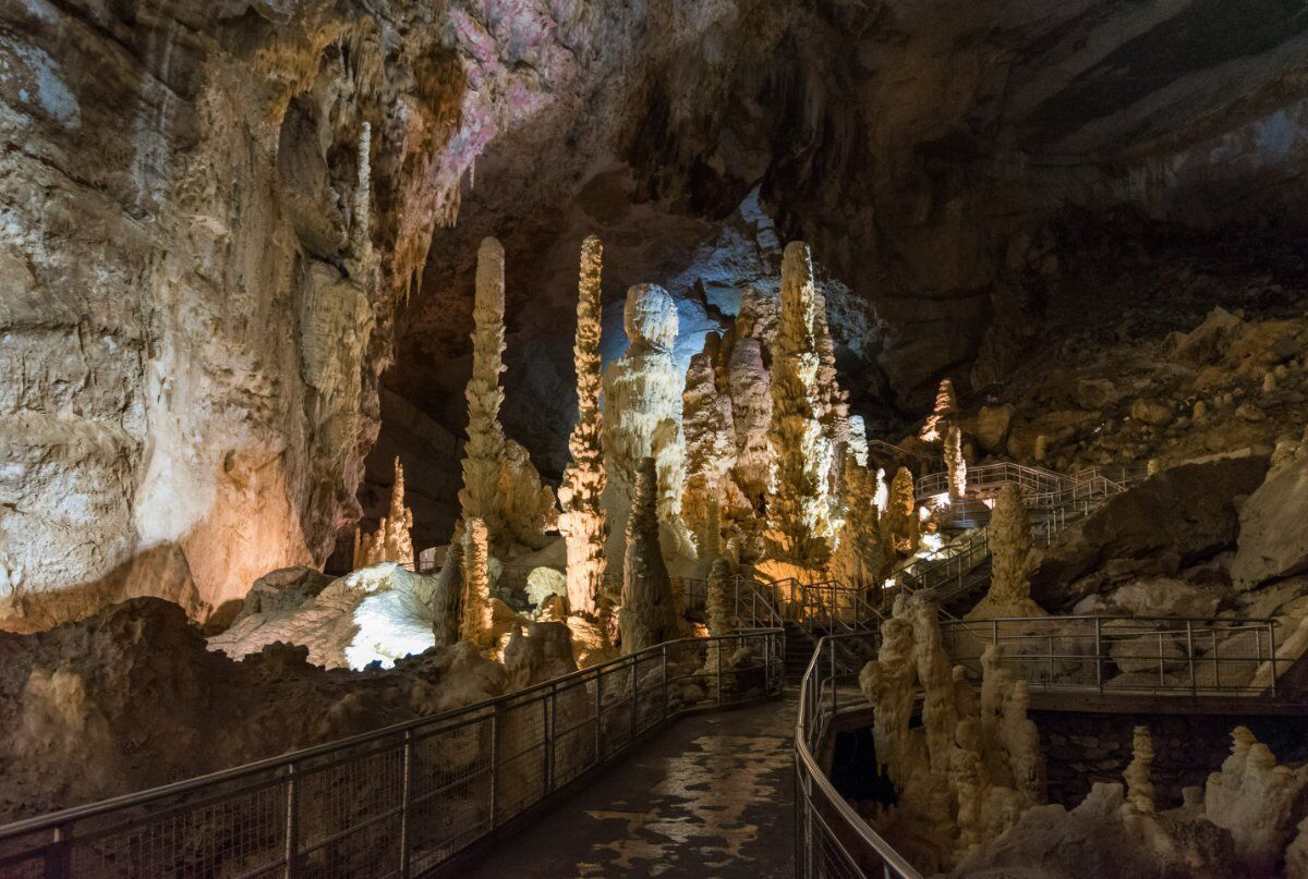 Il Sentiero dell'Aquila con Visita alle Grotte di Frasassi desktop picture