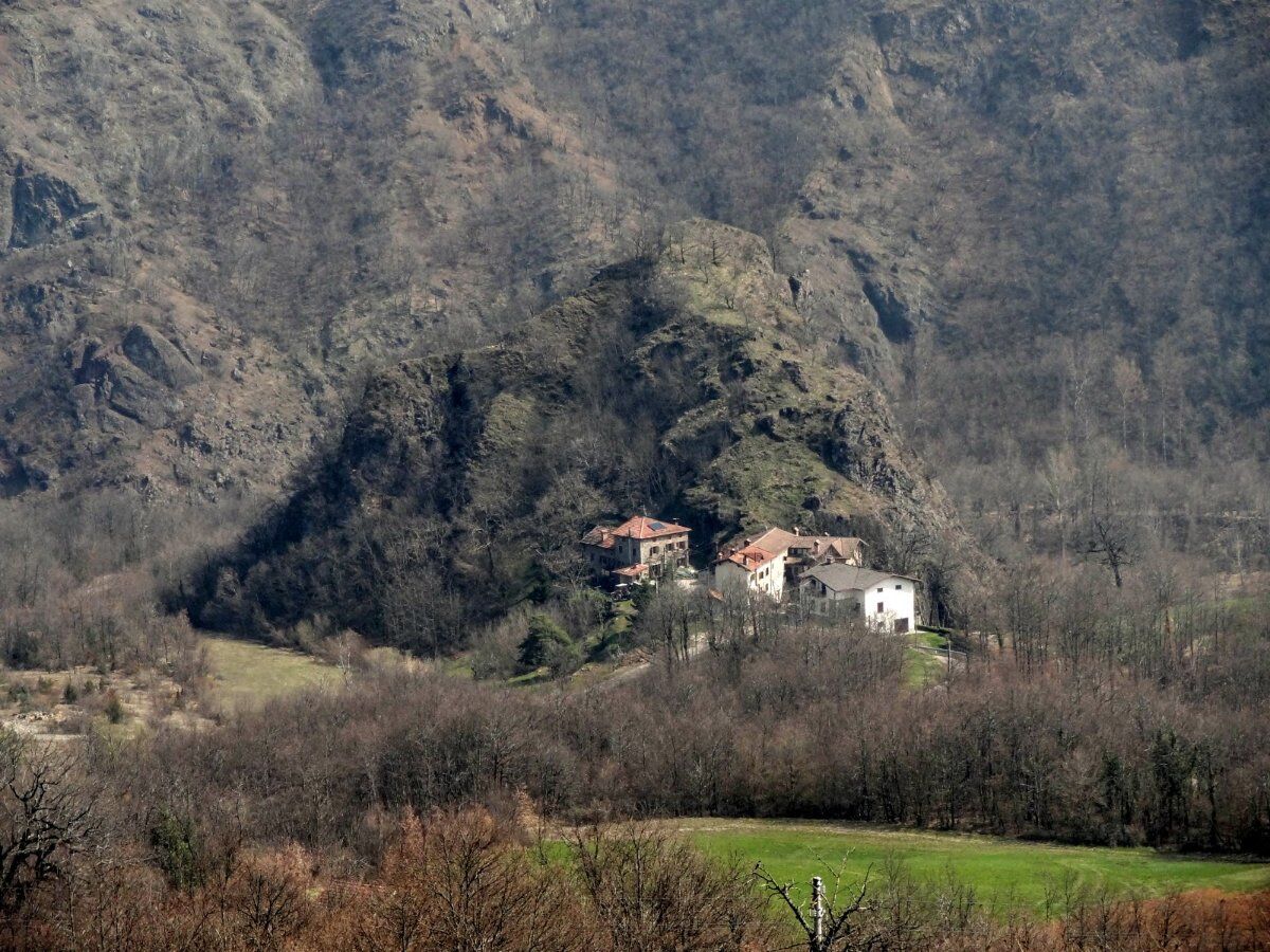 Le Pietre del Diavolo: Trekking sui Colli Modenesi Le Pietre del Diavolo: Trekking sui Colli Modenesi desktop picture