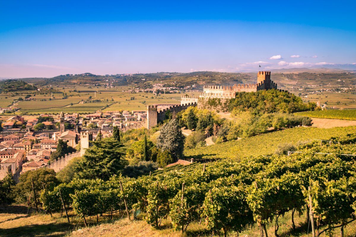 Il Borgo di Soave: Passeggiata tra i Presepi Artigianali desktop picture