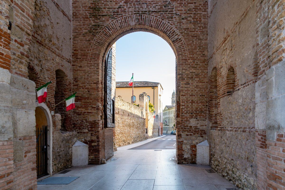 Il Borgo di Soave: Passeggiata tra i Presepi Artigianali desktop picture