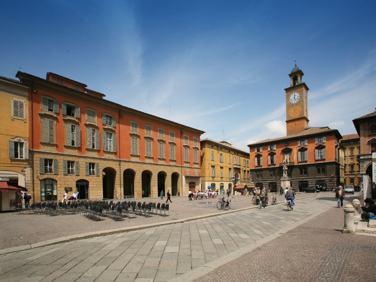 Reggio Emilia Medievale: Un Percorso Urbano tra Canali e Opifici desktop picture