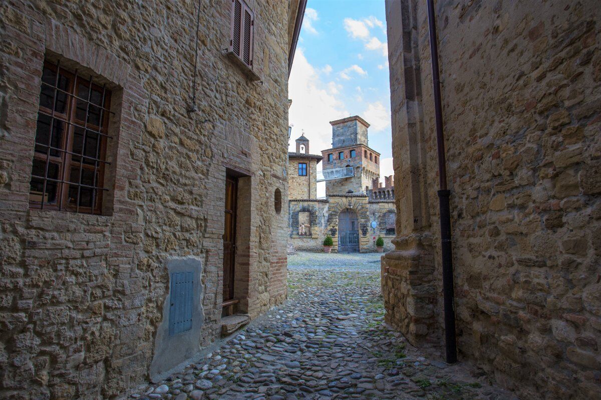 Trekking guidato nel Borgo Medievale di Vigoleno desktop picture