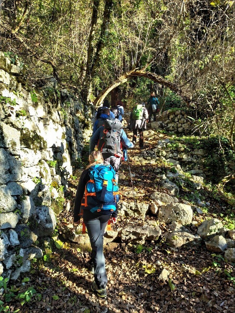 Escursione tra i tesori di Tenno: il Parco della Grotta Cascata del Varone Escursione tra i tesori di Tenno: il Parco della Grotta Cascata del Varone desktop picture