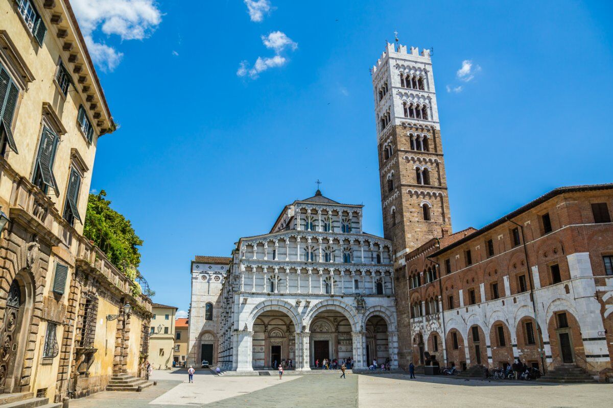 Un giorno da pellegrini a Lucca: Tour tra Santi, Miracoli e Leggende desktop picture
