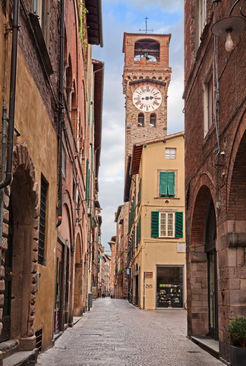 Un giorno da pellegrini a Lucca: Tour tra Santi, Miracoli e Leggende desktop picture