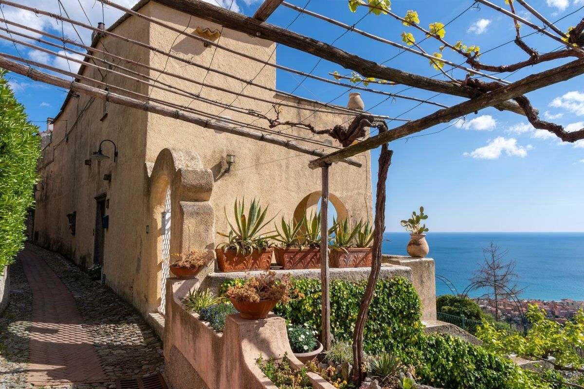 Passeggiata a Verezzi: Un Balcone sul Mar Ligure desktop picture