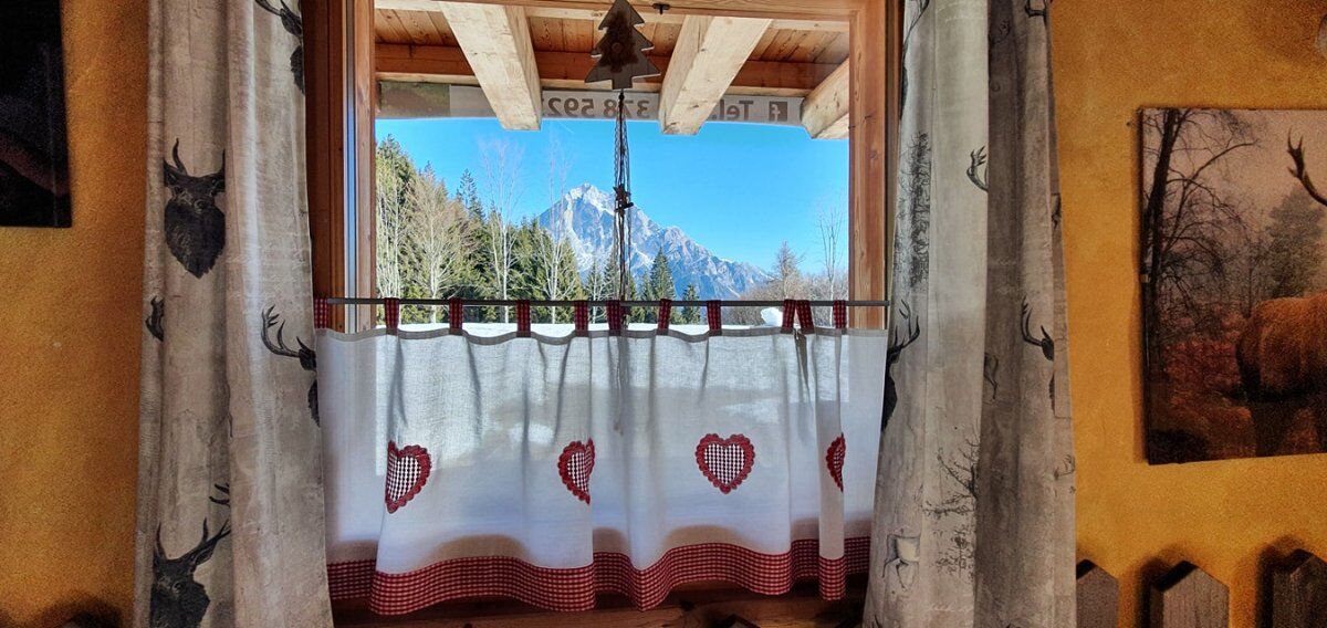 Ciaspolata alle Pendici del Pelmo con Pranzo in Rifugio (Ciaspole Incluse) desktop picture