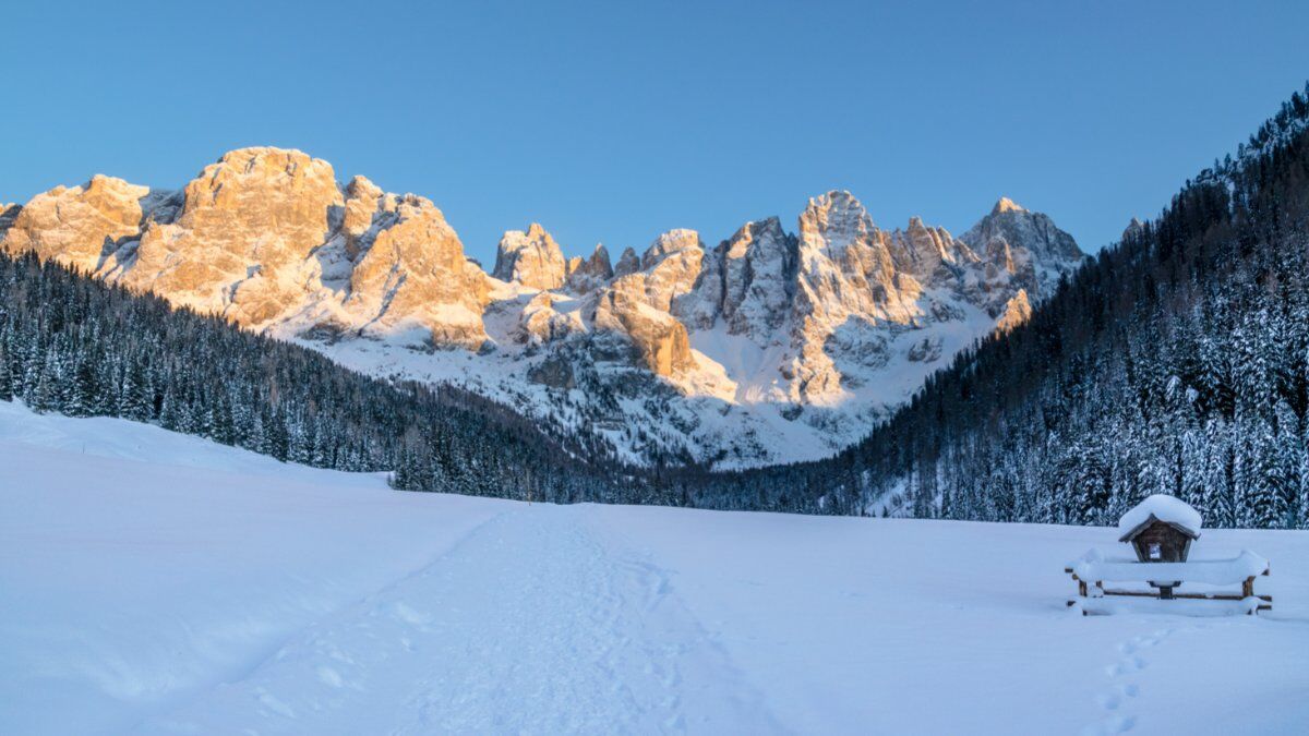 La Val Venegia al Tramonto: Una Ciaspolata Panoramica desktop picture