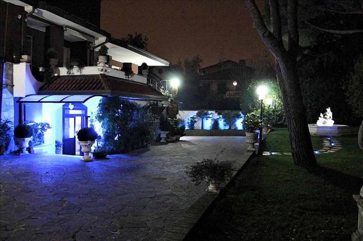 Cenone di Capodanno a Varese tra Musica, Balli e Karaoke Cenone di Capodanno a Varese tra Musica, Balli e Karaoke desktop picture