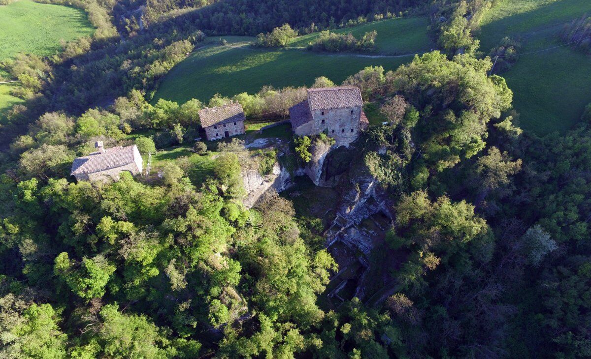 Il Borgo di Borzano: Emozionante Trekking nei Colli Reggiani Il Borgo di Borzano: Emozionante Trekking nei Colli Reggiani desktop picture
