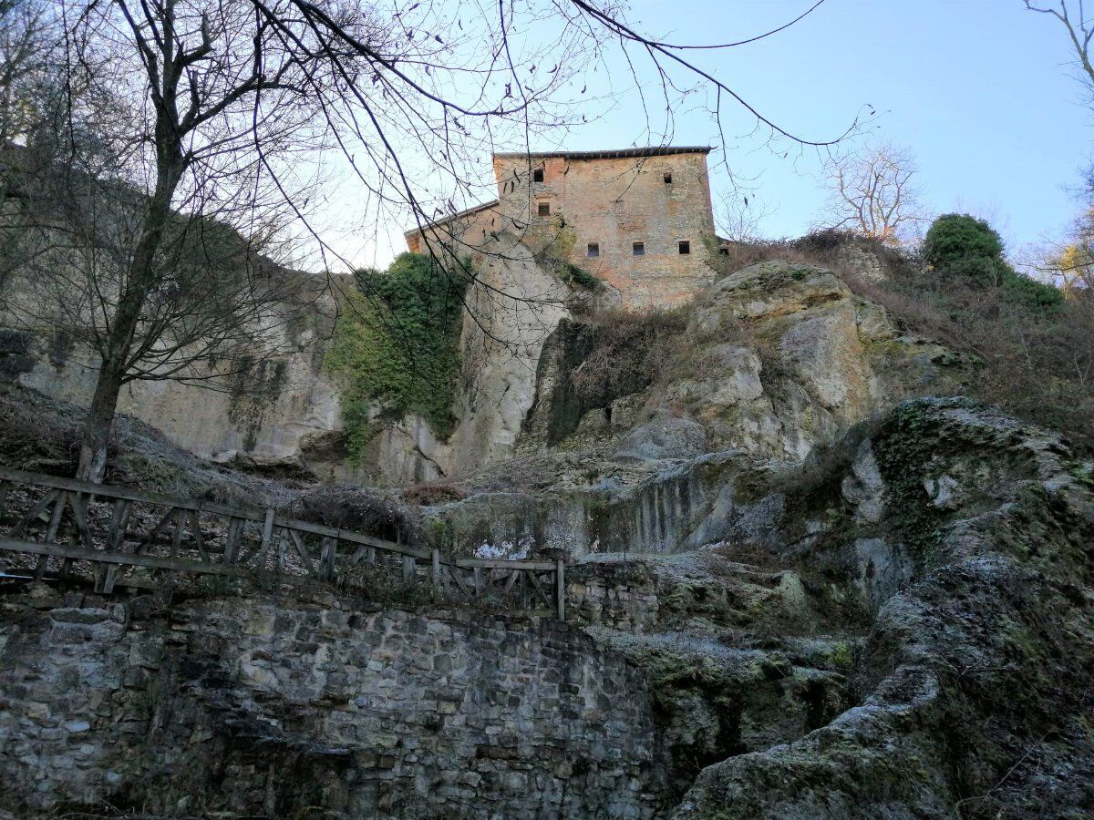 Il Borgo di Borzano: Emozionante Trekking nei Colli Reggiani Il Borgo di Borzano: Emozionante Trekking nei Colli Reggiani desktop picture