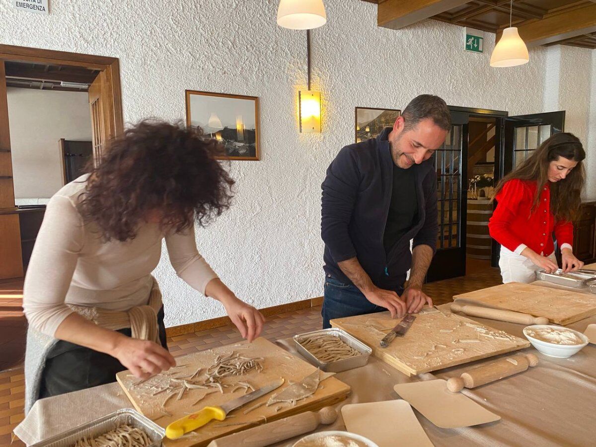 Carnevale a bordo del Trenino Rosso del Bernina Carnevale a bordo del Trenino Rosso del Bernina desktop picture