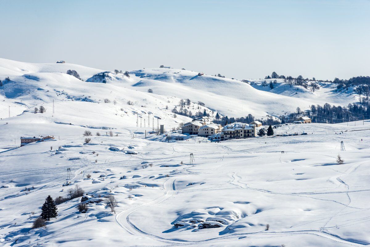 Ciaspolata in Lessinia: Un'Avventura tra Panorami Mozzafiato Ciaspolata in Lessinia: Un'Avventura tra Panorami Mozzafiato desktop picture