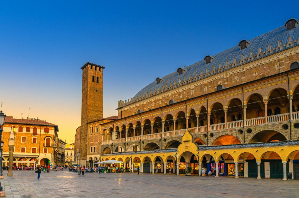 Il Palazzo della Ragione: Visita Guidata tra gli Affreschi di Giotto desktop picture