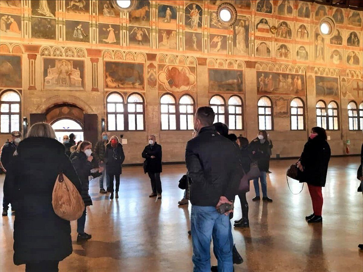 Il Palazzo della Ragione: Visita Guidata tra gli Affreschi di Giotto Il Palazzo della Ragione: Visita Guidata tra gli Affreschi di Giotto desktop picture