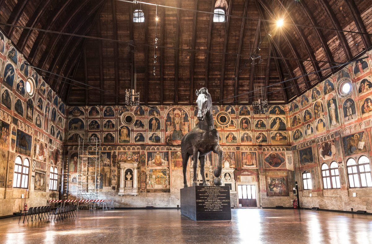 Il Palazzo della Ragione: Visita Guidata tra gli Affreschi di Giotto Il Palazzo della Ragione: Visita Guidata tra gli Affreschi di Giotto desktop picture