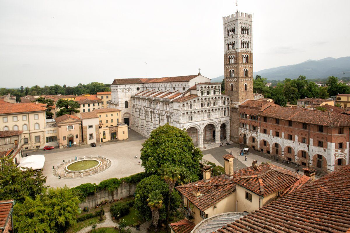 La Cattedrale di Lucca e il Museo: Visita Guidata tra Tesori Artistici desktop picture