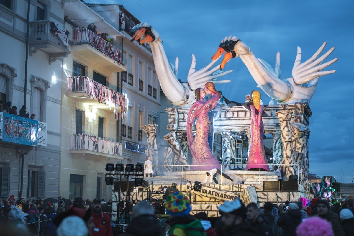 Tra Storia, Mare e Carnevale: Un Insolito Tour di Viareggio Tra Storia, Mare e Carnevale: Un Insolito Tour di Viareggio desktop picture