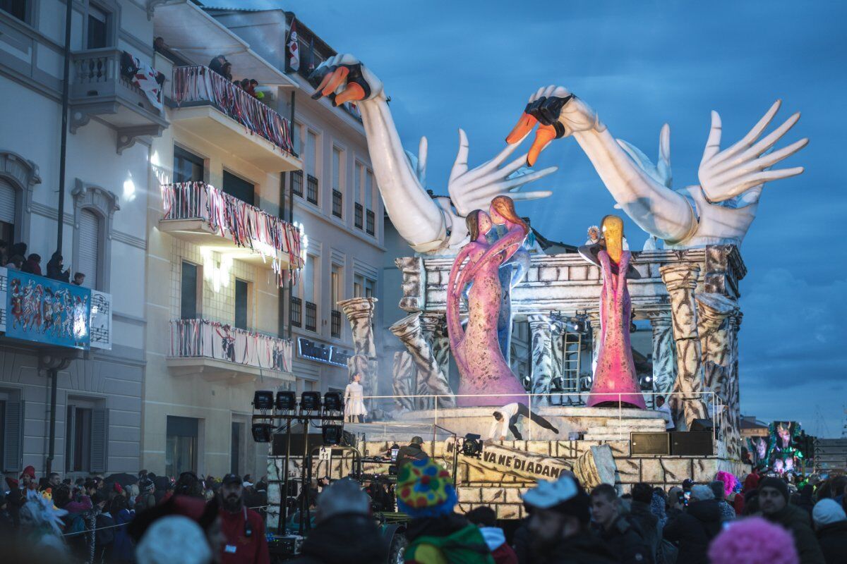 Tra Storia, Mare e Carnevale: Un Insolito Tour di Viareggio desktop picture