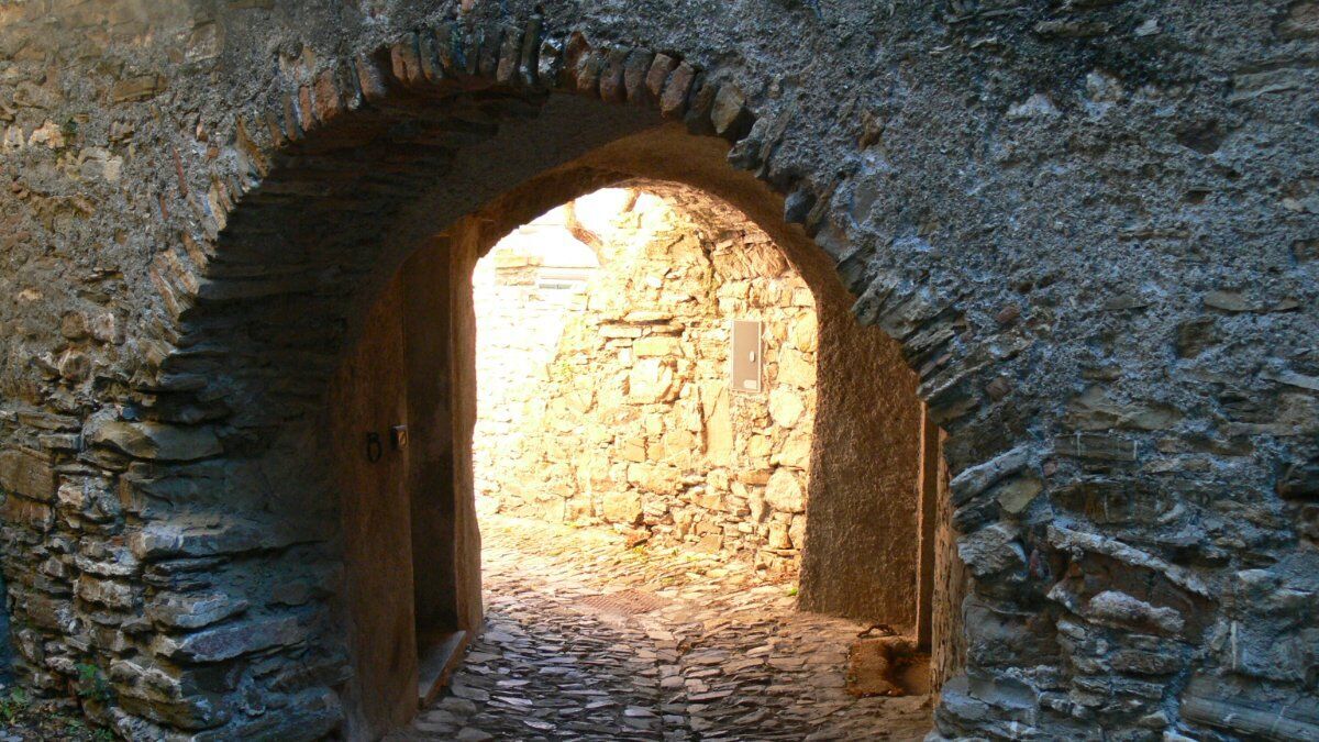 Laigueglia: Passeggiata Vista Mare tra i Mulini a Vento Laigueglia: Passeggiata Vista Mare tra i Mulini a Vento desktop picture