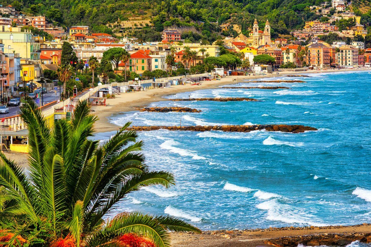 Laigueglia: Passeggiata Vista Mare tra i Mulini a Vento Laigueglia: Passeggiata Vista Mare tra i Mulini a Vento desktop picture