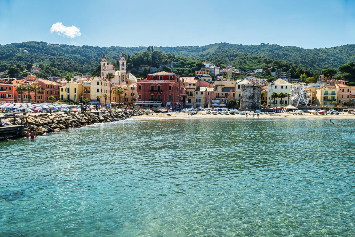 Laigueglia: Passeggiata Vista Mare tra i Mulini a Vento Laigueglia: Passeggiata Vista Mare tra i Mulini a Vento desktop picture