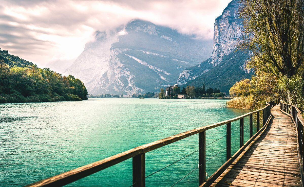 Il Lago di Toblino e il suo incantevole Castello Il Lago di Toblino e il suo incantevole Castello desktop picture