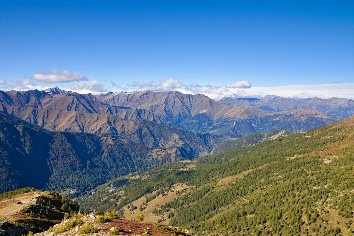 In Vetta al Monte Arpone: Trekking tra Boschi e Incantevoli Scenari desktop picture