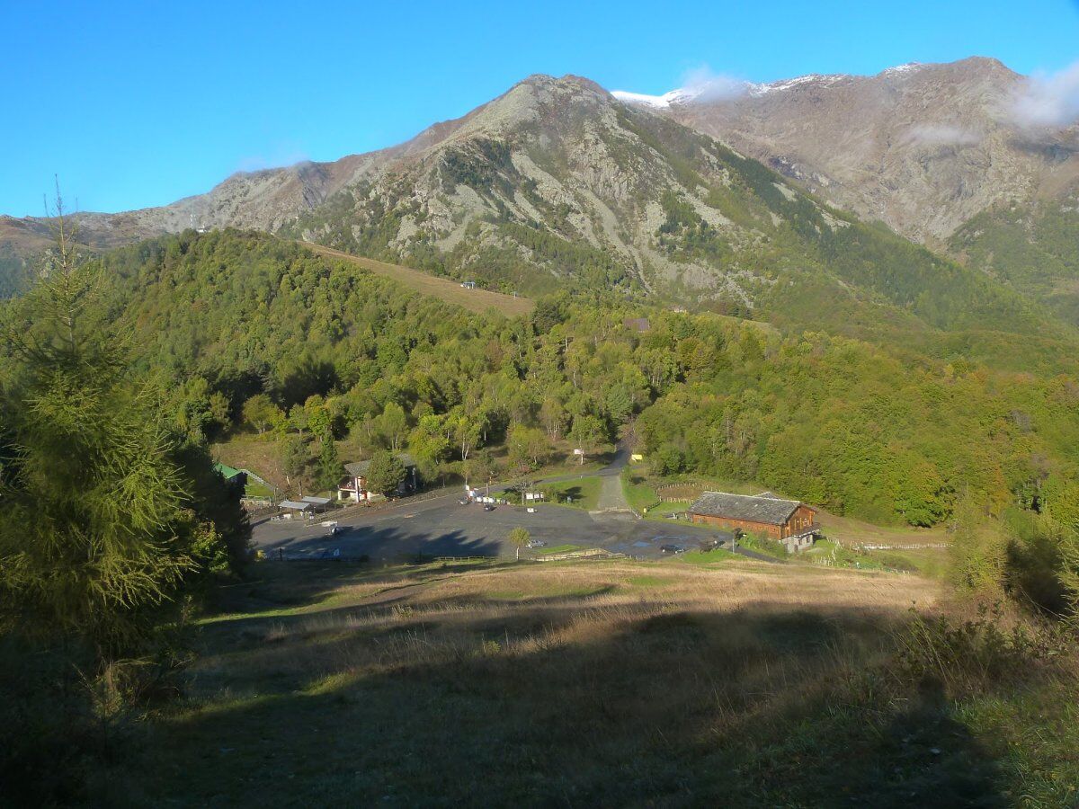 In Vetta al Monte Arpone: Trekking tra Boschi e Incantevoli Scenari desktop picture