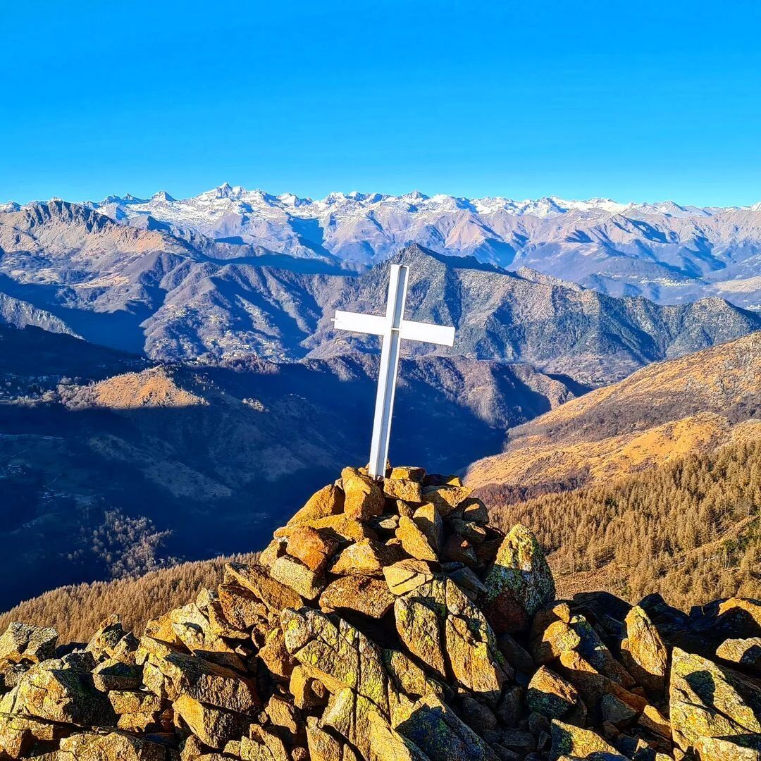 In Vetta al Monte Arpone: Trekking tra Boschi e Incantevoli Scenari In Vetta al Monte Arpone: Trekking tra Boschi e Incantevoli Scenari desktop picture