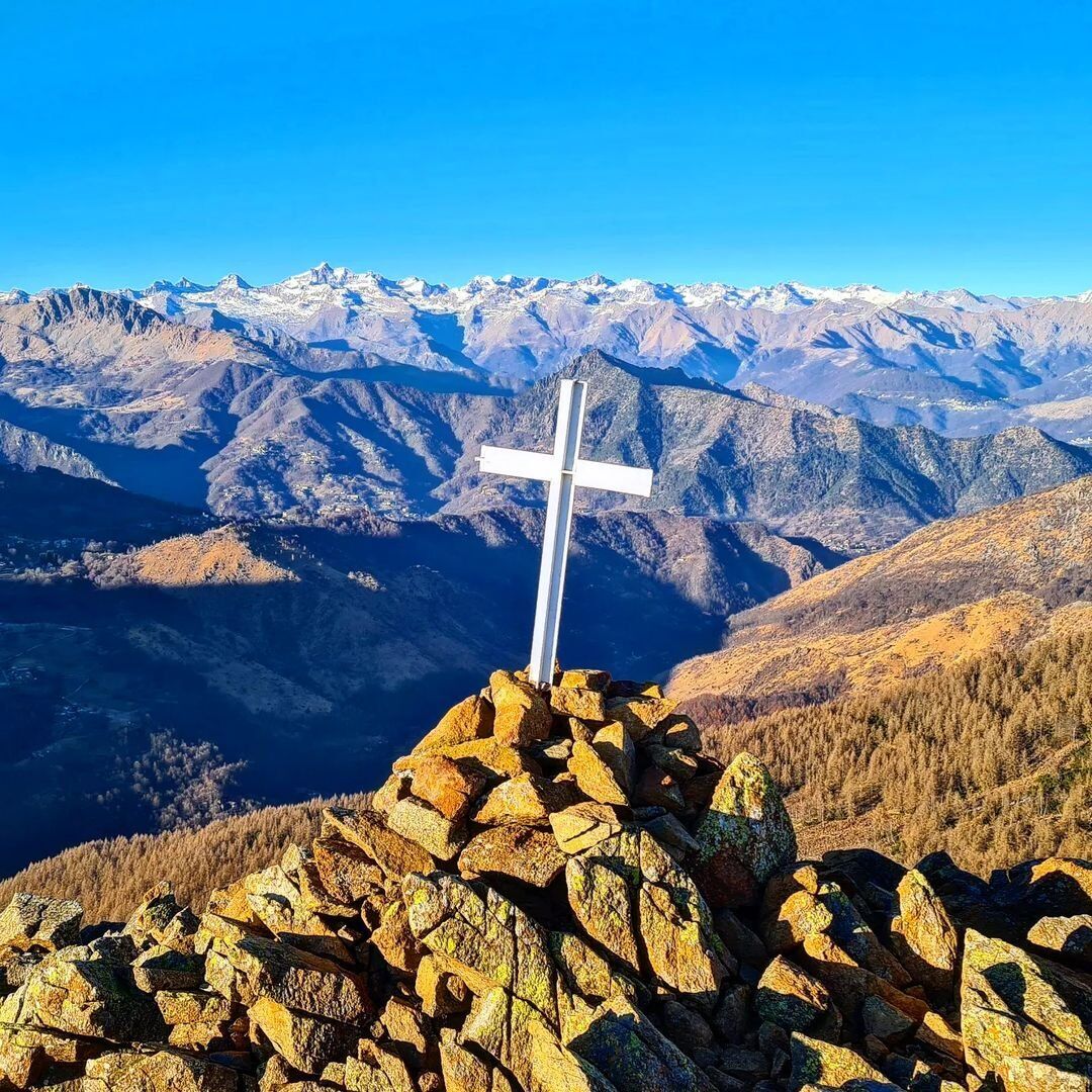 In Vetta al Monte Arpone: Trekking tra Boschi e Incantevoli Scenari desktop picture