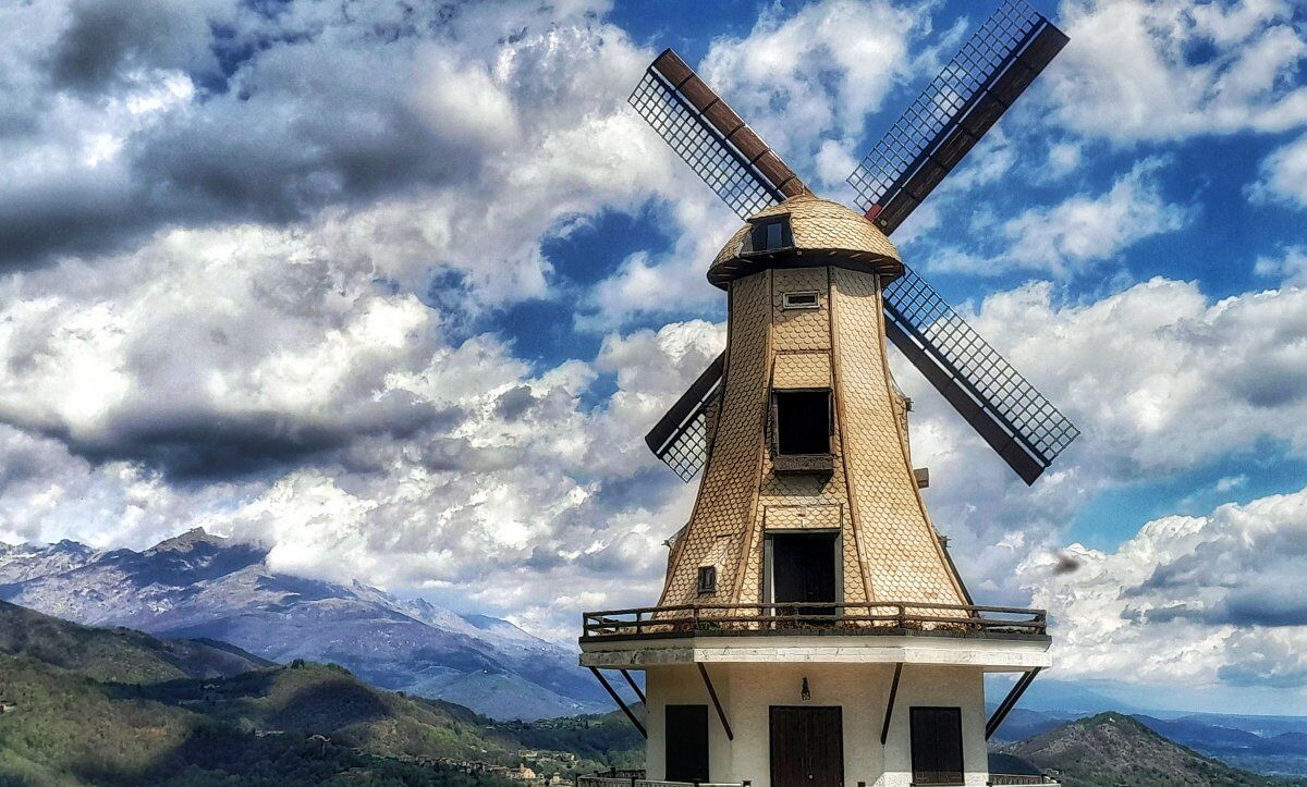 L'Anello in Val Malone: La Cappella del Bandito e il Mulino a Vento L'Anello in Val Malone: La Cappella del Bandito e il Mulino a Vento desktop picture