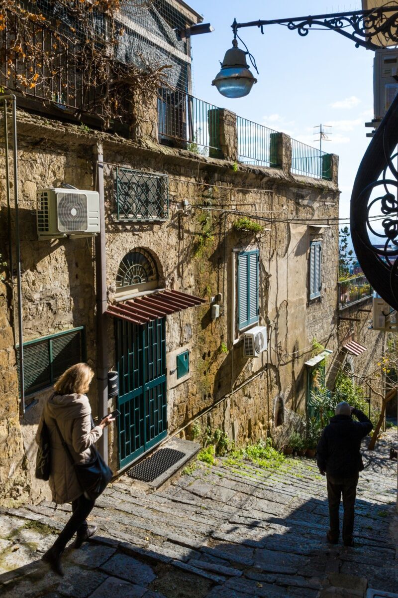 L’Iconico Rione Sanità di Napoli: Un Tour tra Arte ed Ipogei Greci desktop picture