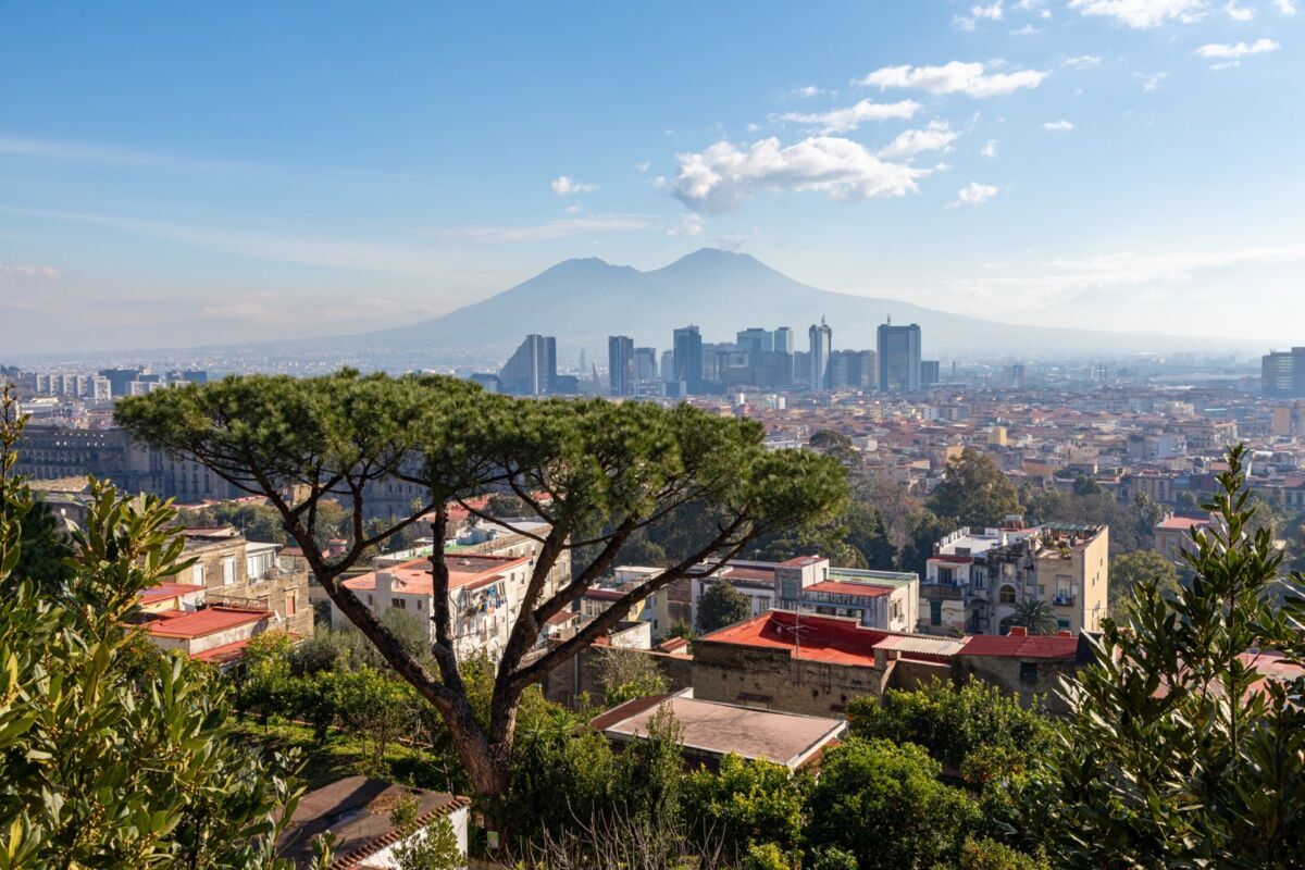 L’Iconico Rione Sanità di Napoli: Un Tour tra Arte ed Ipogei Greci L’Iconico Rione Sanità di Napoli: Un Tour tra Arte ed Ipogei Greci desktop picture