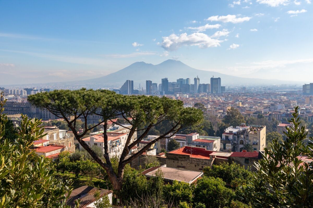 L’Iconico Rione Sanità di Napoli: Un Tour tra Arte ed Ipogei Greci desktop picture