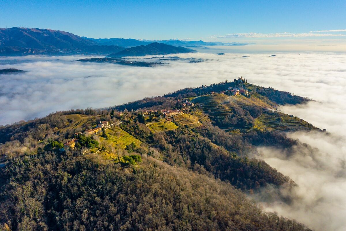 Trekking tra le Piramidi di Montevecchia e le Sorgenti del Curone Trekking tra le Piramidi di Montevecchia e le Sorgenti del Curone desktop picture