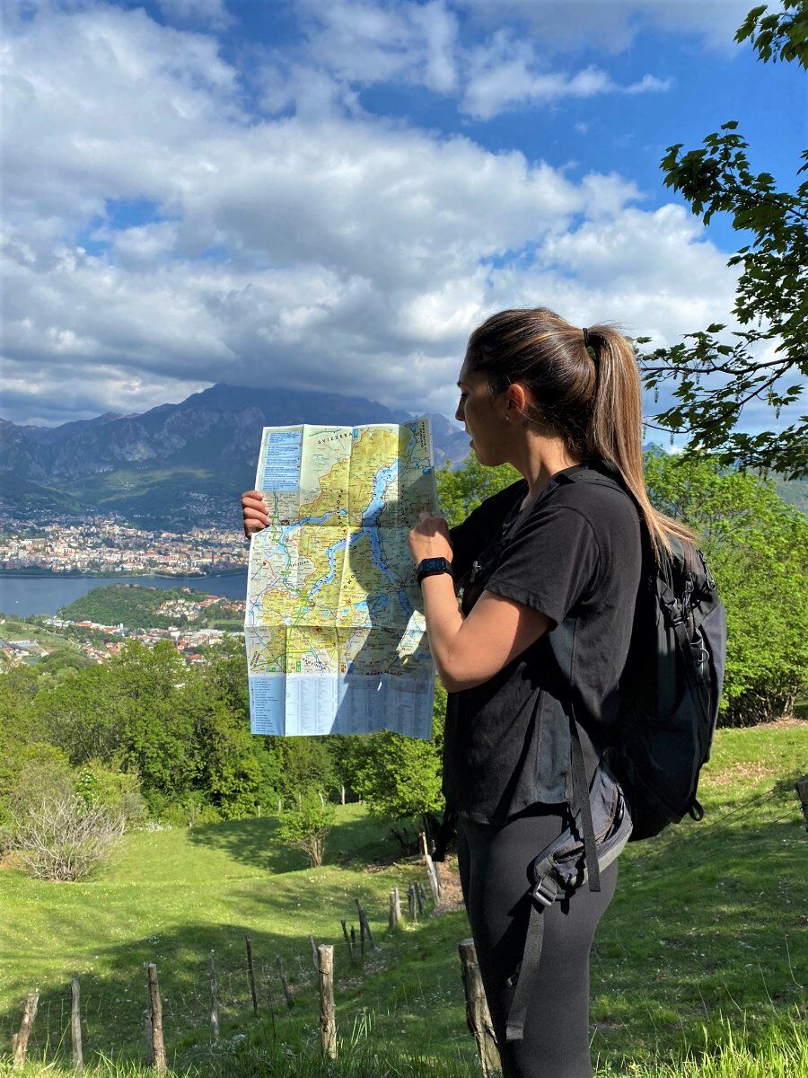 Passeggiata a San Tomaso, il pianoro con vista sui Laghi Briantei Passeggiata a San Tomaso, il pianoro con vista sui Laghi Briantei desktop picture