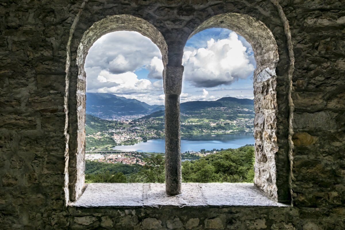 L'Anello panoramico dei Tre Casott e l’Abbazia di San Pietro al Monte desktop picture